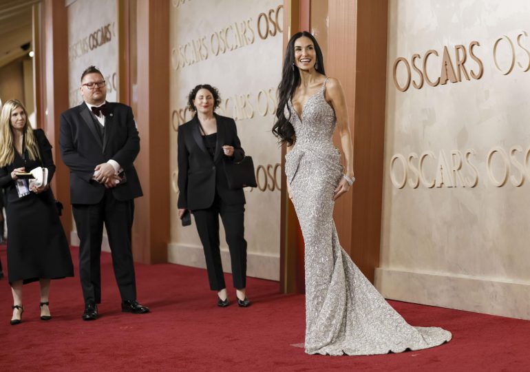 Demi Moore pisa con fuerza la alfombra roja de los Óscar