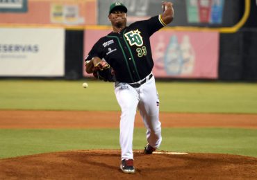 Enny Romero firma con las Estrellas Orientales