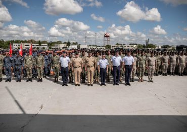 Ministro de Defensa felicita a tropas por destacada participación en el Desfile Militar del 27 de Febrero