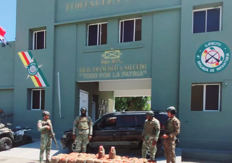 Ejército ocupa garrafones con 162 galones de gasolina en una jeepeta en Dajabón