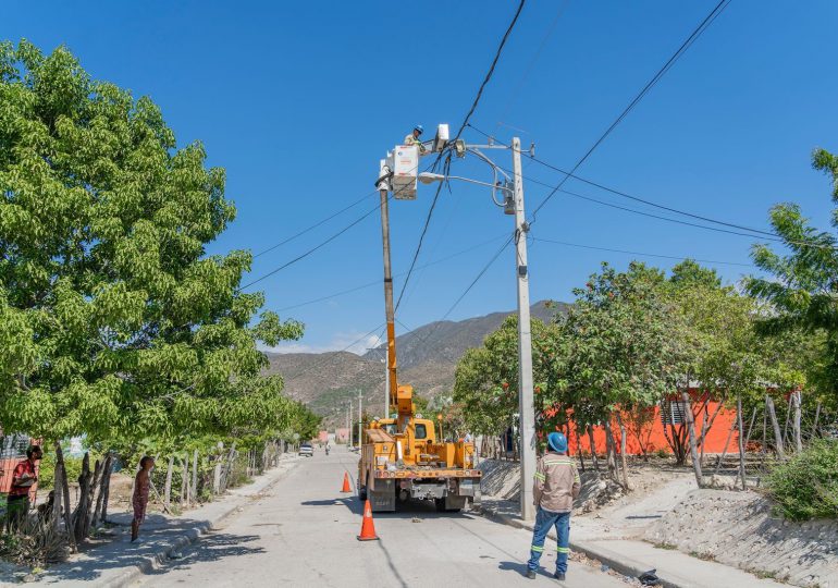 Edesur Dominicana interviene a Boca de Cachón, normaliza suministros de energía y contrata más de 700 clientes