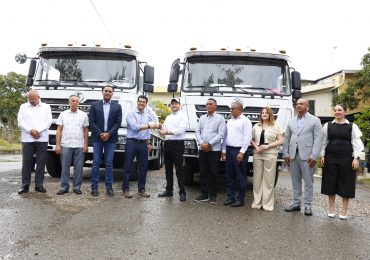Wellington Arnaud trata con sectores de provincia Espaillat proyecto de agua y saneamiento; entrega dos camiones a Coraamoca