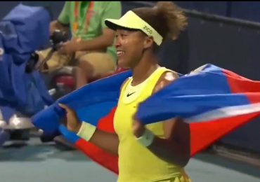 Naomi Osaka muestra con orgullo la bandera de Haití en el Miami Open