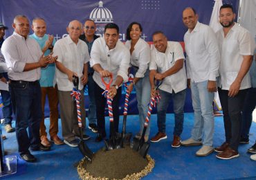 Ministro Kelvin Cruz inicia construcción play de béisbol en Castañuelas