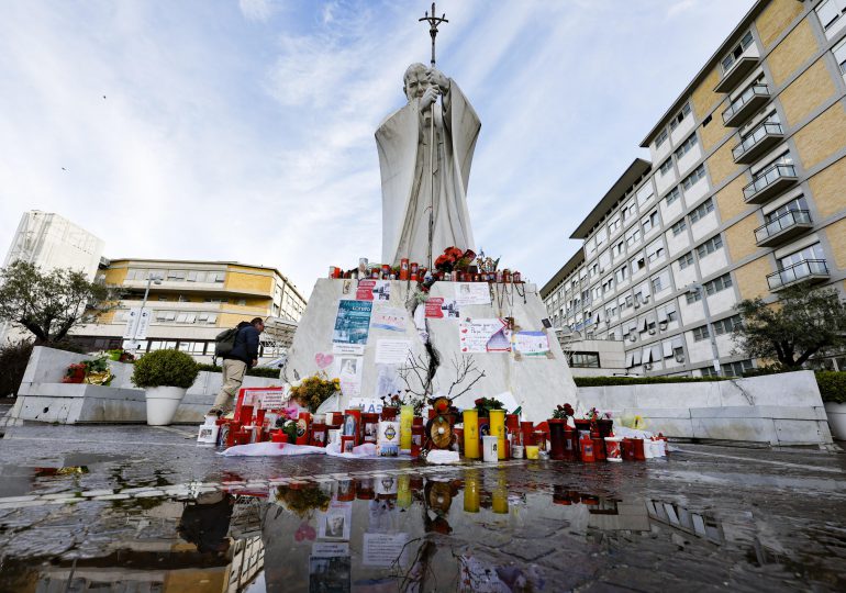 El papa continúa su tratamiento y siguió en vídeo los ejercicios espirituales