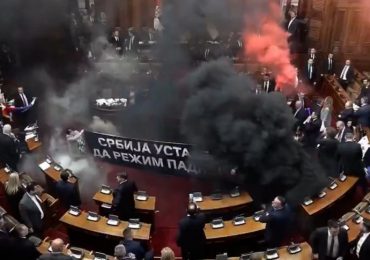 Caos en el Parlamento serbio: oposición lanza bombas de humo y provoca enfrentamientos