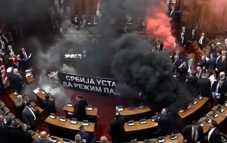 Caos en el Parlamento serbio: oposición lanza bombas de humo y provoca enfrentamientos