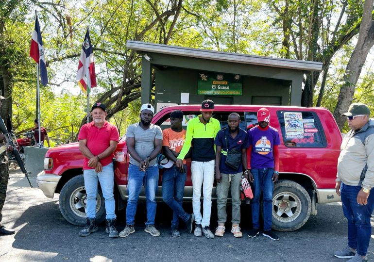 Ejército detiene dos jeepetas conducidas por dominicanos que transportaba indocumentados en Valverde y Azua