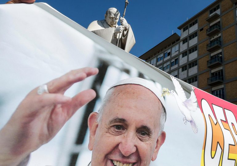 El papa se estabiliza y muestra buenos parámetros después de tres semanas hospitalizado