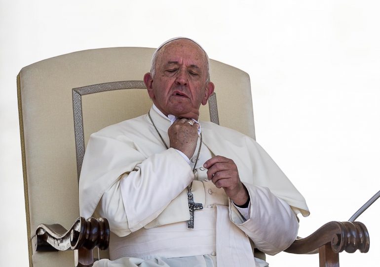 Francisco celebra sus 12 años como papa con un bizcocho en el hospital