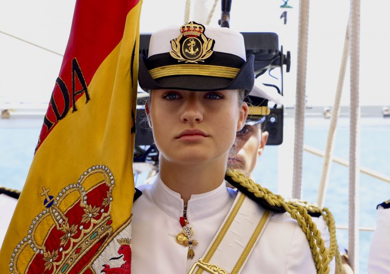 La princesa Leonor es abanderada en el acto de jura en el buque Elcano en Montevideo