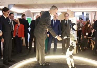 Felipe VI inaugura el Mobile World Congress y prueba las tecnologías más vanguardistas