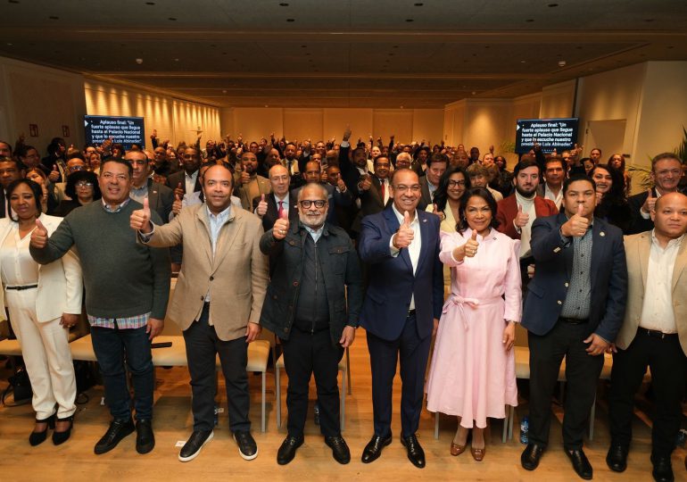 Deligne exhorta en España a la defensa del presidente y a la obra de gobierno