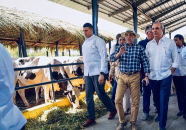 Presidente Abinader y ministro Limber Cruz visitan el Centro Genético Ysura en D1 Ganadero, Azúa