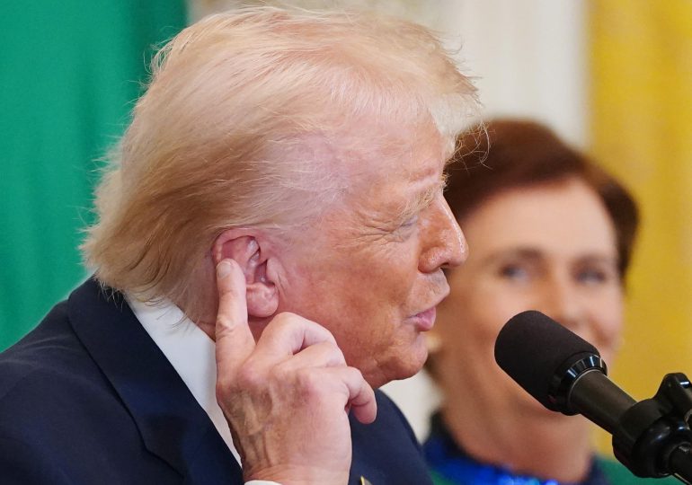 Trump ordena el desmantelamiento de siete agencias, entre ellas la de Voz de América