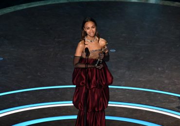 Zoe Saldaña hace historia al convertirse en la primera actriz dominicana en ganar un Oscar