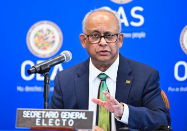 Canciller de Surinam, nuevo secretario general de la OEA en tiempos revueltos