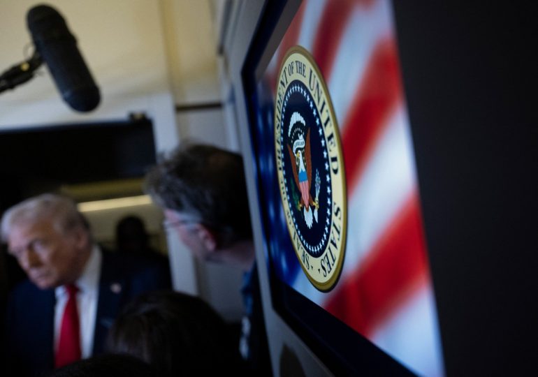 La Casa Blanca evalúa tomar el control sobre quién se sienta en su sala de prensa