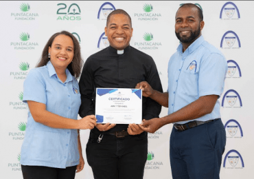 Minerd reconoce a la Escuela Politécnica Ann & Ted Kheel por su Excelencia en el Programa "English For a Better Life"