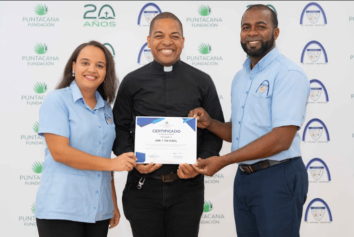 Minerd reconoce a la Escuela Politécnica Ann & Ted Kheel por su Excelencia en el Programa "English For a Better Life"