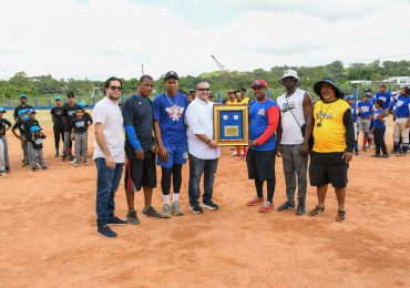 Comisionado de Béisbol Junior Noboa es homenajeado en apertura torneo La Zurza