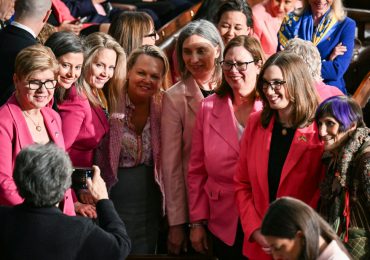 Congresistas demócratas visten de rosa en el discurso de Trump para protestar contra él