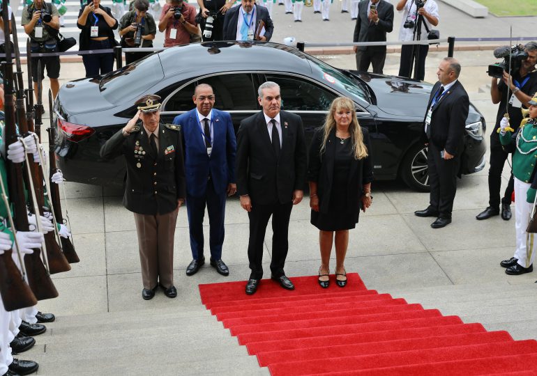 Abinader asiste a la ceremonia de toma de posesión del presidente de Uruguay y la vicepresidenta Carolina Cosse