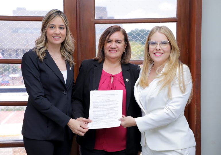 La diputada Liz Mieses y Carmen Ligia Barceló presentan el proyecto de ley Alerta AMBER en RD