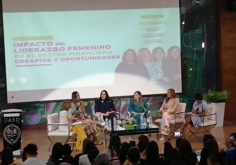 Realizan Foro "Mujeres en la Banca" en séptimo aniversario de Mujeres de Peso