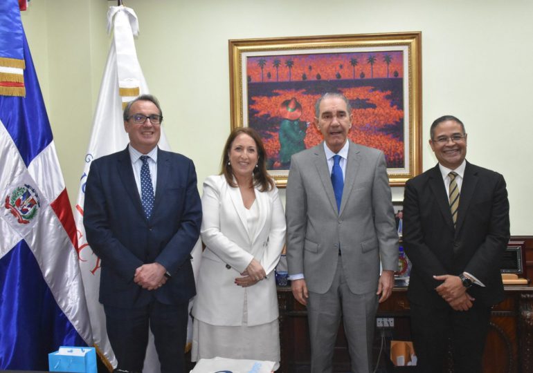 García Fermín asegura que cientos de jóvenes dominicanos cursan diversas carreras en universidades de España