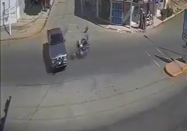 Video: Motociclista sale ileso tras impactar con camioneta