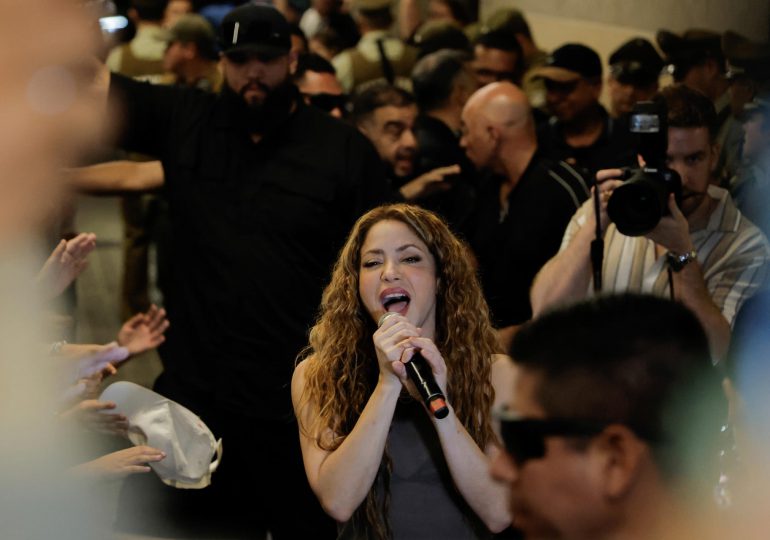 Shakira regala una canción a sus fans en la puerta del hotel antes de abandonar Chile