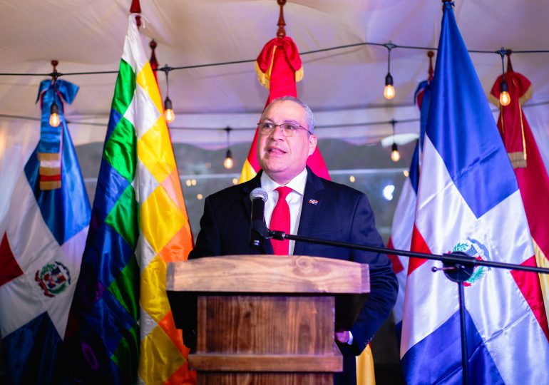 República Dominicana lleva el Caribe a Bolivia con la primera playa en La Paz