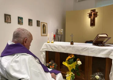 El Vaticano publica foto del Papa Francisco participando en misa Este Domingo