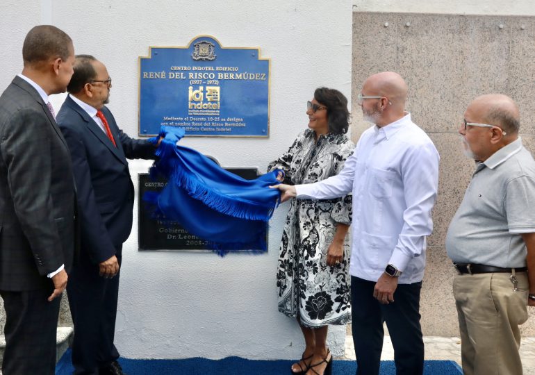 INDOTEL renombra edificio del Centro Cultural como “René del Risco Bermúdez” y develiza tarja en su honor
