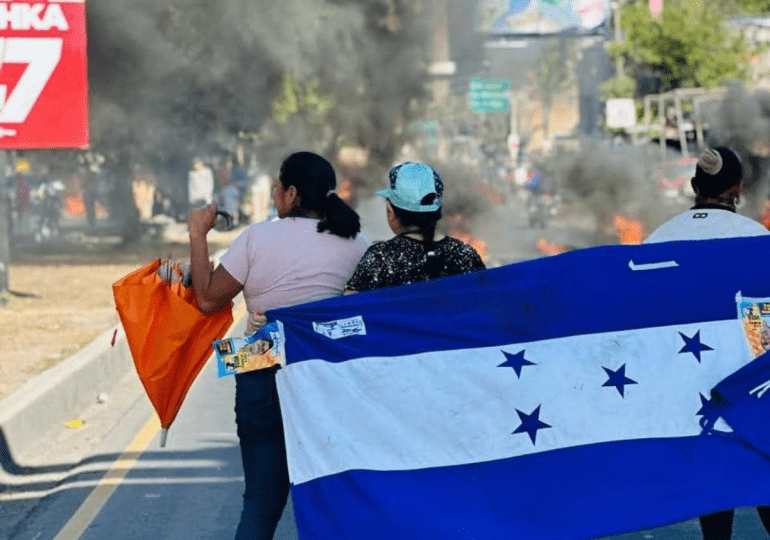 Hondureños protestan en las calles por la demora en la entrega del material electoral