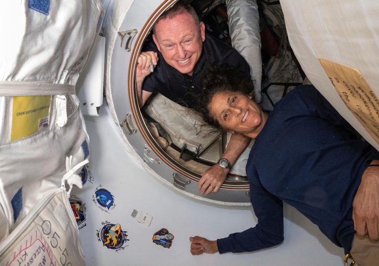 Regresan los dos astronautas atrapados por nueve meses en la EEI