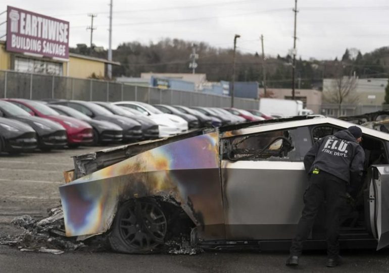 Trump advierte que ataques contra Tesla serán considerados terrorismo doméstico