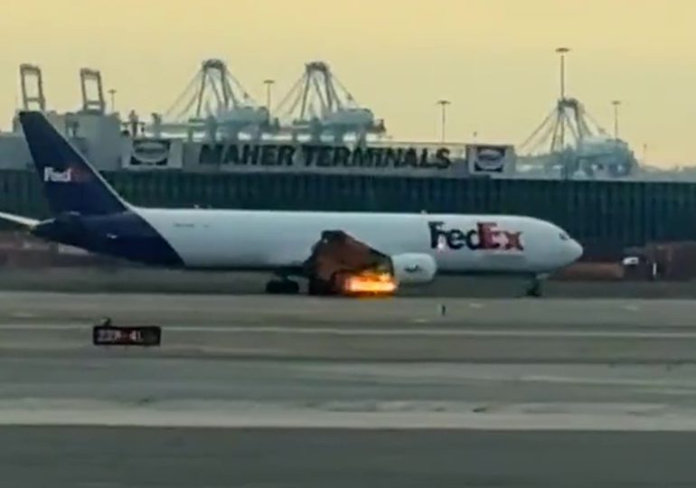 Avión de FedEx aterriza de emergencia en Newark tras incendio en turbina