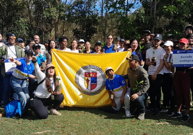 Estudiantes PUCMM realizan jornada de reforestación en Humedales del Ozama