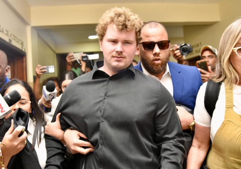 Defensa de Joshua Riibe solicita libertad, devolución de pasaporte y multa contra accionados
