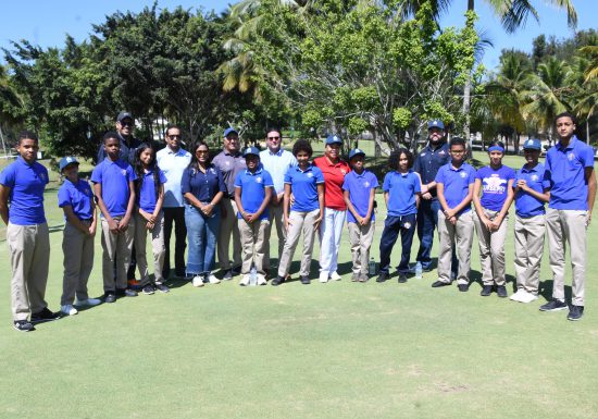 Estudiantes de escuela pública hacen historia al jugar golf por primera vez en un campo profesional