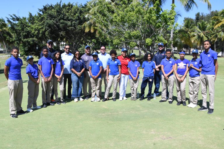 Estudiantes de escuela pública hacen historia al jugar golf por primera vez en un campo profesional