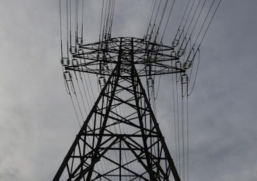 Provincia canadiense de Ontario suspende sobretasa de 25% a electricidad exportada a EEUU