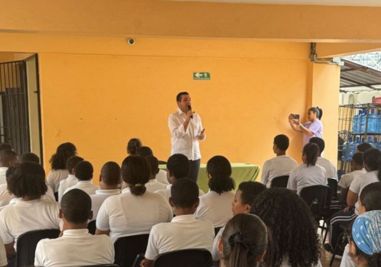 Charlie Mariotti Jr. visita centros educativos para acercar la Cámara de Diputados a la comunidad