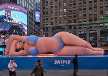 SKIMS impacta Times Square con una réplica gigante de Kim Kardashian