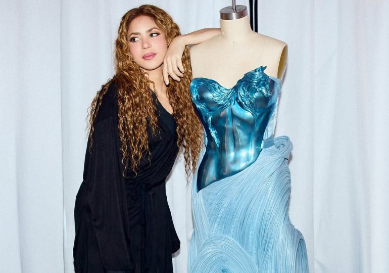 Shakira revela el significado del vestido diseñado para su canción "Acróstico"