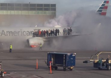 Imágenes muestran a pasajeros evacuando avión en llamas en Denver