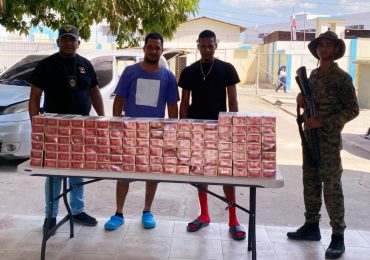 Ejército confisca contrabando de 1,130 cajetillas de cigarrillos en furgoneta