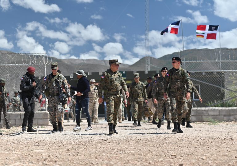 Ministro de Defensa supervisa operatividad de tropas en la frontera sur y norte del país